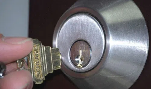 Royal Locksmith Store San Diego, CA 619-824-3410 - key-broke-in-lock